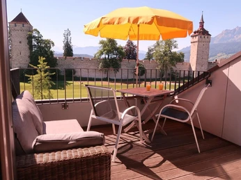 Blick vom Balkon Richtung Südwest mit Pilatus 2'000 Meter ü. Meer