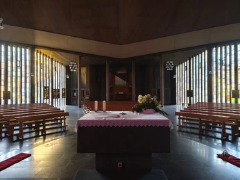 Innenansicht 1_Kirche_Luetmarsen_Hoexter.jpg Blick auf den Altar mit Kirchenbänken