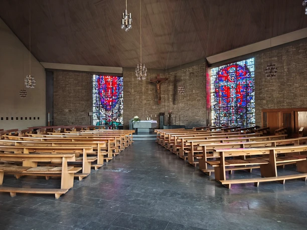 Innenansicht 2_Kirche_Luetmarsen_Hoexter.jpg Blick in die Kirche mit Kirchenbänken im Vordergrund und Altar im Hintergrund
