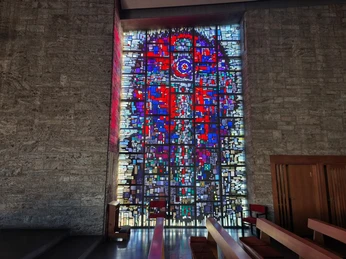 Kirchenfenster rechts_Kirche_Luetmarsen_Hoexter.jpg Großes Kirchenfenster in Sichtbetonwand, Innenansicht