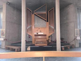 Orgel_Kirche_Luetmarsen_Hoexter.jpg Moderne Kirchenorgel mit Holzeinfassung vor Sichtbetonwändem