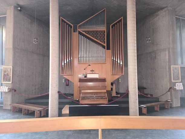 Orgel_Kirche_Luetmarsen_Hoexter.jpg Moderne Kirchenorgel mit Holzeinfassung vor Sichtbetonwändem