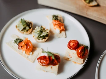 Shoot - Rheinloft Cologne Gemüse auf Crackern auf einem Teller angerichtetVegetables on crackers arranged on a plate