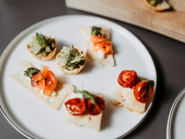 Shoot - Rheinloft Cologne Gemüse auf Crackern auf einem Teller angerichtet