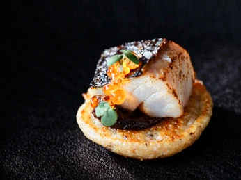 Makrele.jpg Makrele-Häppchen angerichtet auf einer schwarzen PlatteMackerel canapés served on a black platter