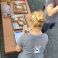 Kolpingjugend Eine Gruppe bereitet Schnitzel auf Tabletts vor; eine Frau trägt ein T-Shirt der Kolpingjugend.