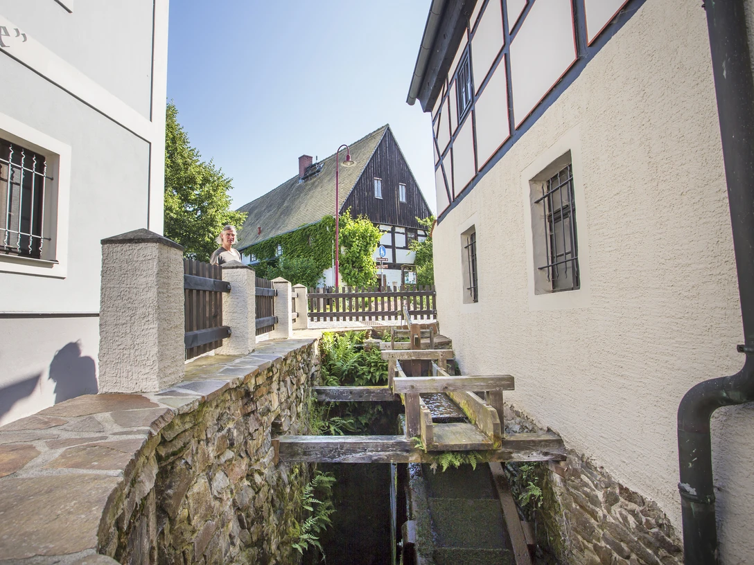 Wassermühle in Höfgen Fouad Vollmer Werbeagentur.jpg Das Bild zeigt die Wassermühle des Dorf Höfgen, die von Fachwerkhäusern und dem historischen Gasthaus eingerahmt wird