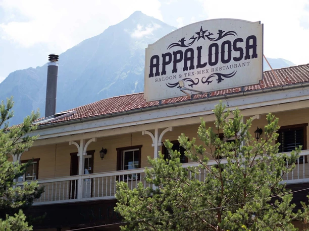 appaloosa-saloon-spiez-front-veranda-schild.jpg