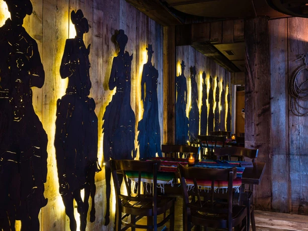 appaloosa-saloon-spiez-tische-siluetten-cowboys.jpg