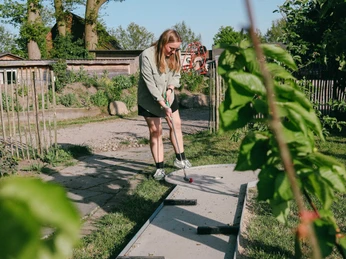 Minigolfen im Kliemannsland - konzentriertes Einlochen Minigolfen im Kliemannsland - konzentriertes Einlochen