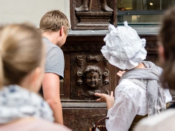 Stadtführung Eickesches Haus Eine Stadtführung mit kostümierter Gästeführerin am Eickeschen Haus.