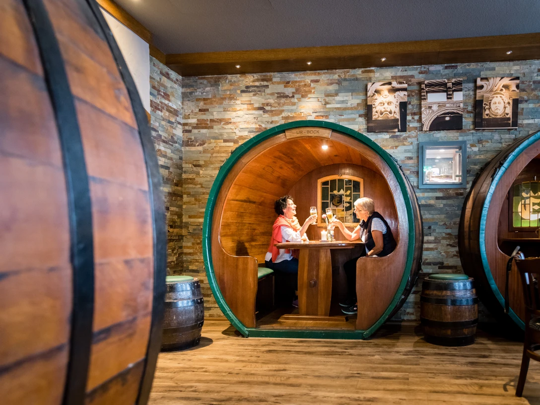 Biergenuss im Brodhaus Zwei Personen genießen ihr Einbecker Bier im Restaurants "Brodhaus".