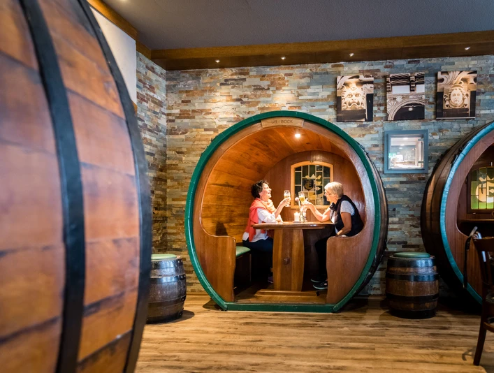 Biergenuss im Brodhaus Zwei Personen genießen ihr Einbecker Bier im Restaurants "Brodhaus".