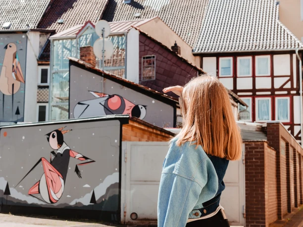 Street-Art Spot in Einbeck Eine Person steht vor einem Street-Art-Spot in Einbeck bei Sonnenschein.