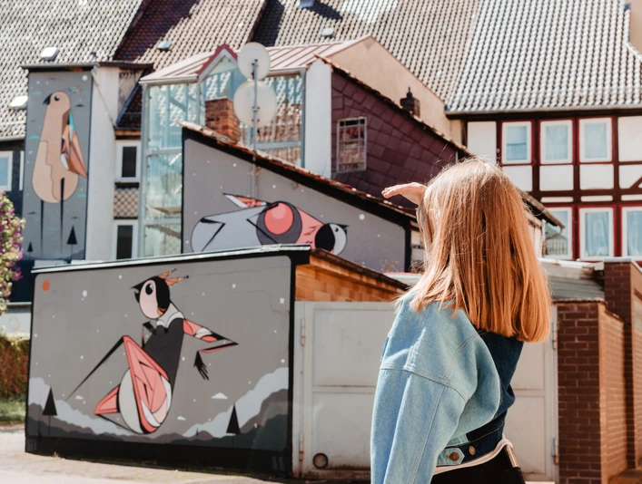 Street-Art Spot Eine Person steht vor einem Street-Art Spot in Einbeck bei Sonnenschein.