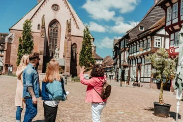 Stadtführung am Marktplatz Eine Stadtführerin während einer Führung durch Einbeck mit Gästen auf dem historischen Marktplatz.