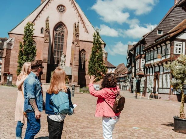 Stadtführung Marktplatz Eine Stadtführerin mit Gästen auf dem Einbecker Marktplatz.