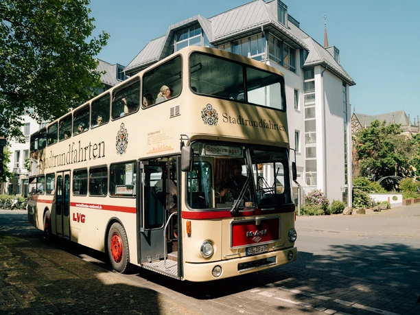 Stadtrundfahrt im historischen Doppeldeckerbus