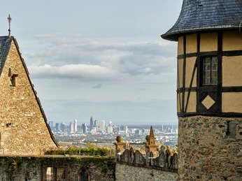Blick von Burg Kronberg auf die Frankfurter Skyline