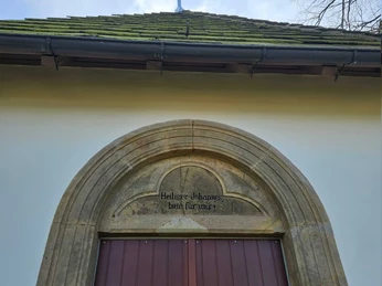 Bad-Driburg-Pömbsen-Bad-Driburger-Touristik-GmbH-10-kom.jpg Nachaufnahme mit Froschperspektive von der Kluskapelle.