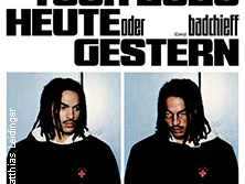 Plakat mit dunkler Schrift zeigt einen Künstler mit Dreadlocks, bewirbt die Tour 2025 "Heute oder Gestern".