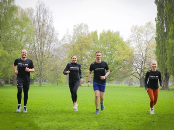 Lauftouren durch Leipzigs Parks - Running City Tours Vier Personen joggen der Kamera in einem Park entgegen