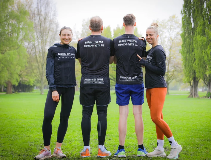 Lauftouren Leipzig - Running City Tours Vier Personen von Running City Tours stehen in Sportkleidung in einem Park