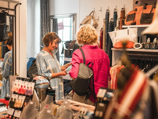 Einkauf im Mädelsladen c) Jonas Dülberg, Tourist-Info Willingen.jpg
