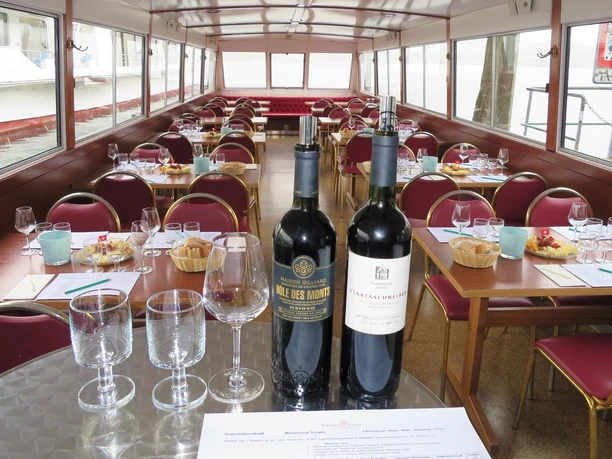 Schifffahrt mit Weinseminar und Käse