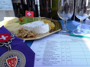 Schifffahrt mit Weinseminar und Käse