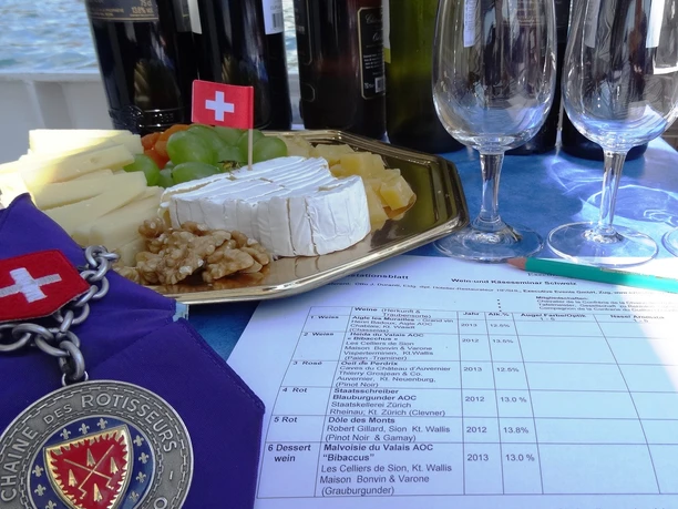Schifffahrt mit Weinseminar und Käse