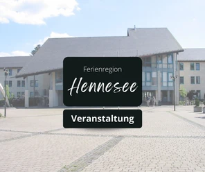 Rathaus Bestwig mit Werbebanner für Veranstaltung in der Ferienregion Hennesee.