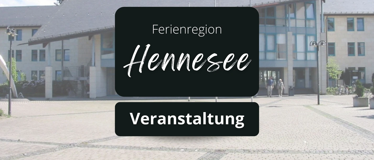 Rathaus Bestwig mit Werbebanner für Veranstaltung in der Ferienregion Hennesee.