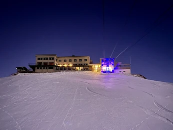 Bergstation Luftseilbahn Niederbauen bei Nacht