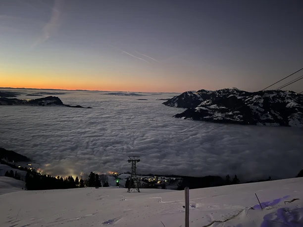 Aussicht Bergstation Luftseilbahn Niederbauen bei Nacht