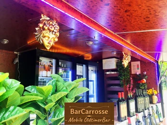 BarcarrosseBarraum.JPG Theke der BarCarosse mit Flaschen auf und hinter der ThekeBarCarosse counter with bottles on and behind the counter