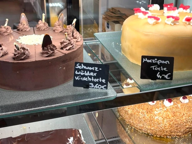 Snackis Eiscafé - große Tortenauswahl Snackis Eiscafé - große Tortenauswahl
