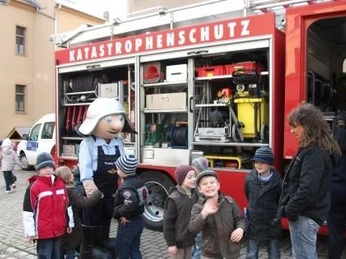 Hofbild mit Feuerwehr