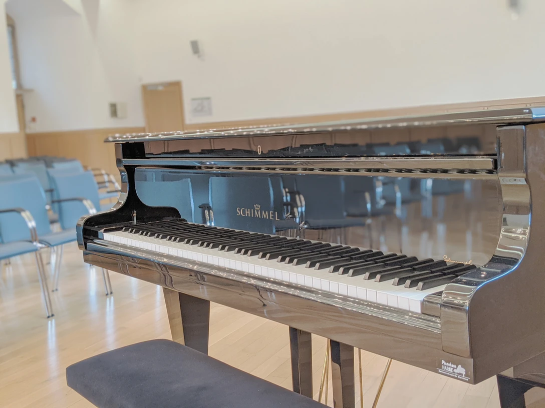 Open Piano im Kreismuseum Wewelsburg Großer Konzertflügel im Veranstaltungsraum des Kreismuseums Wewelsburg, mit Sitzreihen.