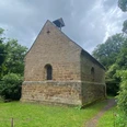 Margarethenklus Wittekindsberg Kapelle aus Sandstein vor dichter Baumkulisse mit schlichter Architektur und einem kleinen Dachreiter.