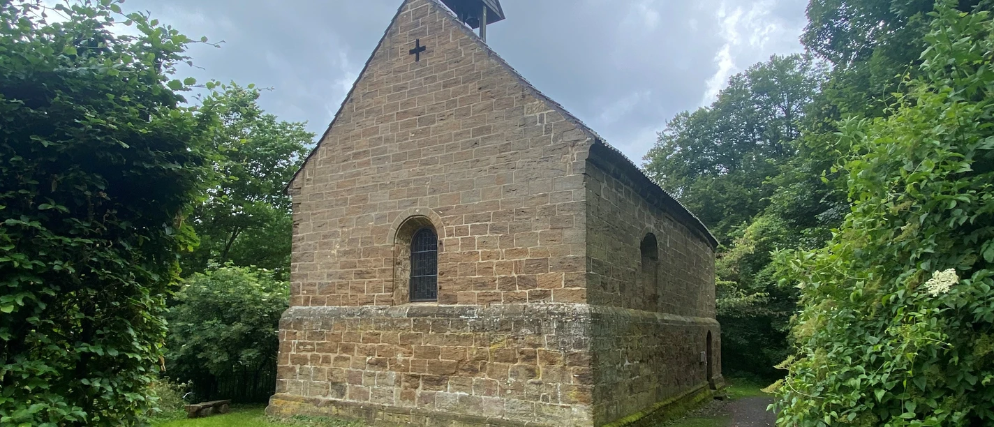 Margarethenklus Wittekindsberg Kapelle aus Sandstein vor dichter Baumkulisse mit schlichter Architektur und einem kleinen Dachreiter.