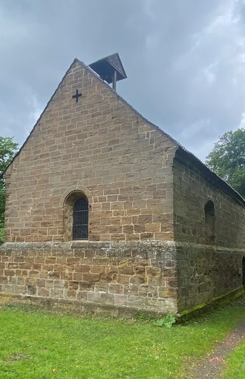 Margarethenklus Wittekindsberg Kapelle aus Sandstein vor dichter Baumkulisse mit schlichter Architektur und einem kleinen Dachreiter.