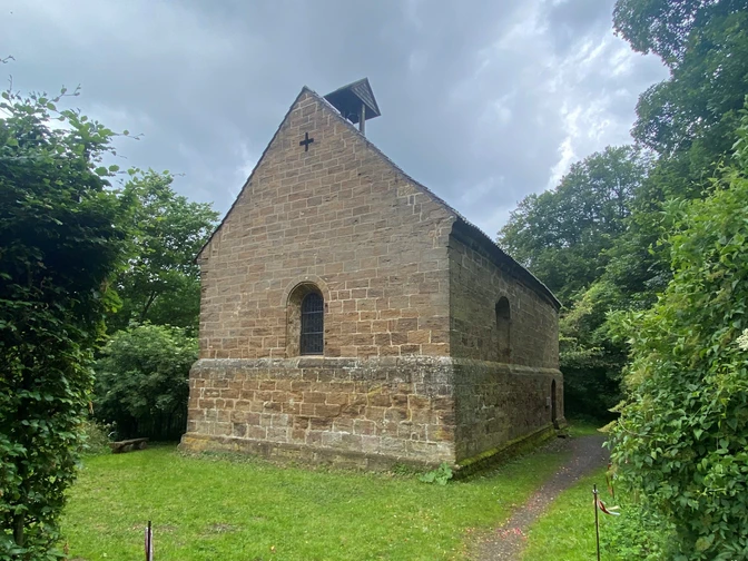 Margarethenklus Wittekindsberg Kapelle aus Sandstein vor dichter Baumkulisse mit schlichter Architektur und einem kleinen Dachreiter.