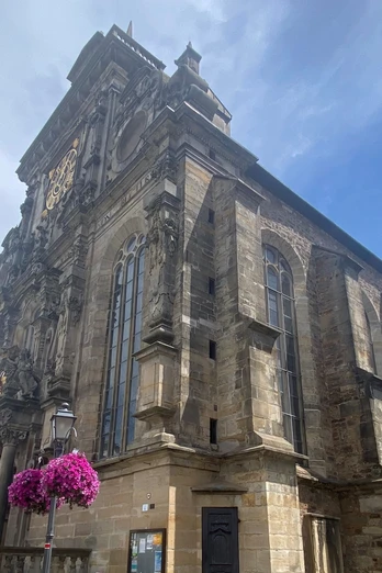 Die majestätische Fassade der Stadtkirche Bückeburg erhebt sich gegen den blauen Himmel.