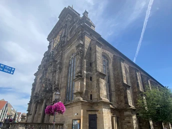 Stadtkirche Bückeburg Die majestätische Fassade der Stadtkirche Bückeburg erhebt sich gegen den blauen Himmel.