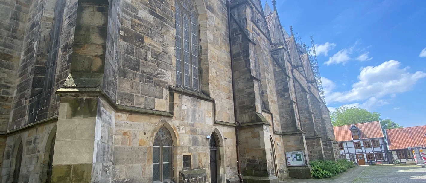 Stiftskirche St. Marien Außenansicht der Stiftskirche St. Marien in Obernkirchen mit gotischer Architektur und gepflastertem Vorhof.