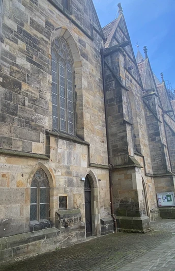 Stiftskirche St. Marien Außenansicht der Stiftskirche St. Marien in Obernkirchen mit gotischer Architektur und gepflastertem Vorhof.