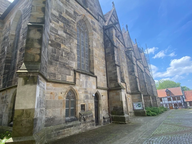 Stiftskirche St. Marien Außenansicht der Stiftskirche St. Marien in Obernkirchen mit gotischer Architektur und gepflastertem Vorhof.