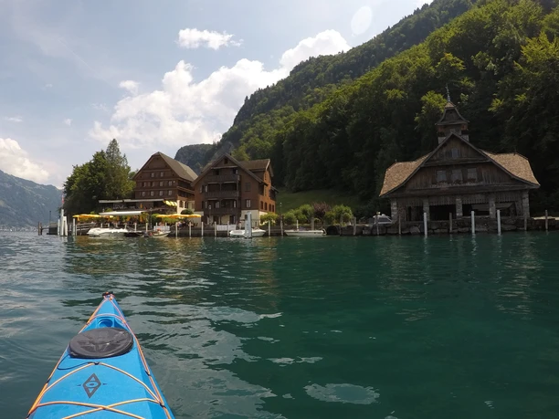 Mit dem Seekajak zum Restaurant Obermatt paddeln und die legendären Älplermaggronen geniessen.