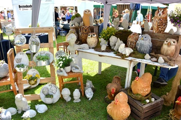 Kunsthandwerkermarkt rund um das Logehuus in Hesedorf